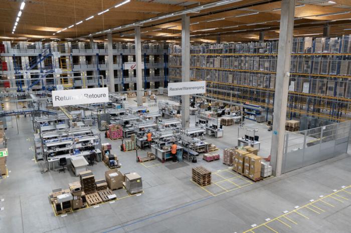 유럽 물류센터, 연말 반품 폭증으로 운영 시스템 부담 가중…창고 IT 인프라 취약성 드러나 기사 이미지