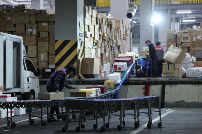 야간 배송 규제 논의 새벽 배송 가격 인상으로 이어질까 기사 이미지