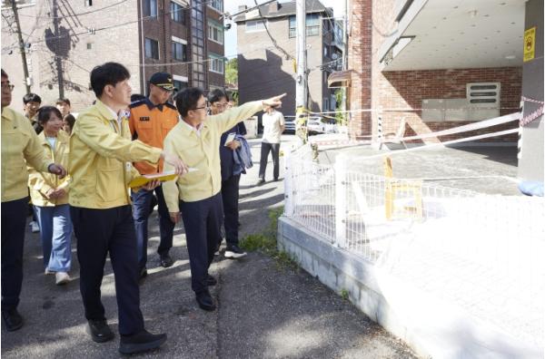 김동연 경기도지사, 수원 옹벽 붕괴 우려 주택 현장 찾아 “만사 불여튼튼, 우리 아이들 다칠 수 있다는 경각심으로” 신속 안전진단 및 투명한 결과 공개 지시 기사 이미지