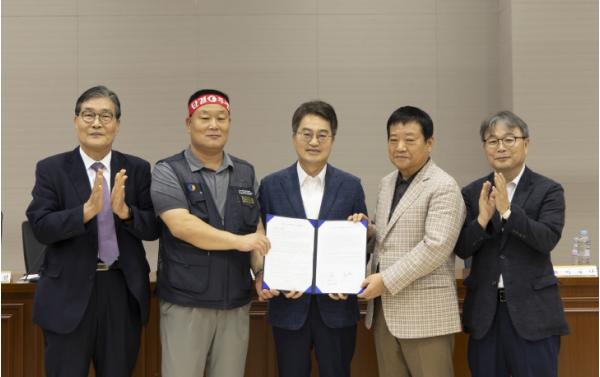 김동연 경기도지사 “협상 타결 전에 첫차 운행 해주셔서 정말 감사하다” 기사 이미지