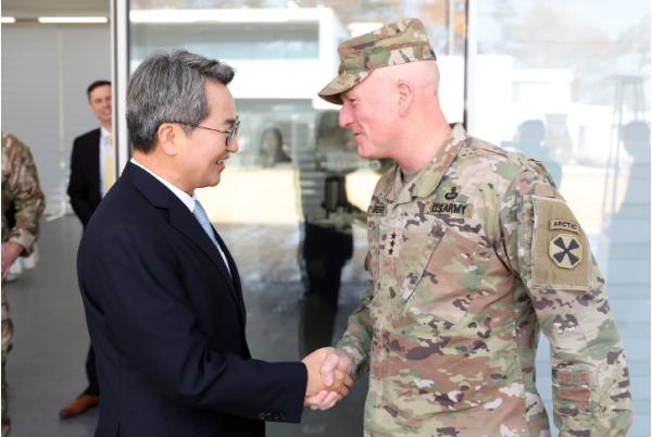 김동연 경기도지사, 조셉 힐버트 신임 미8군 사령관 만나 한미동맹 강화 위한 협력 약속 기사 이미지