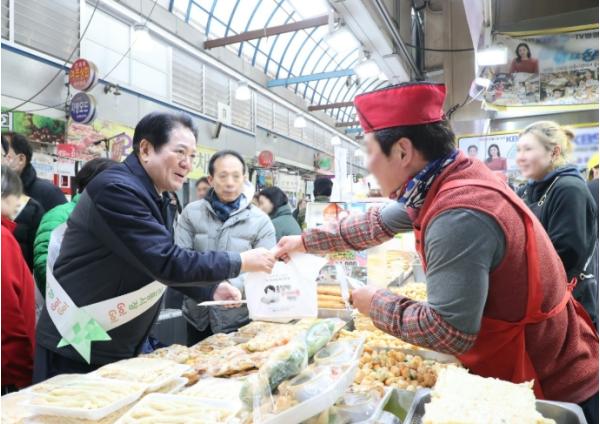 안양시, 설 명절 맞아 전통시장 방문…상인 격려・민생 소통