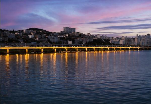 서울시, 한강의 밤 '금빛 모래'로 물든다… 옥수역 일대 두모교 경관조명 개선