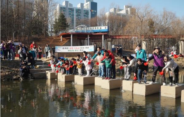 연수구 승기천 생태하천 ‘발돋움’…1급수 대표종 버들치 방류