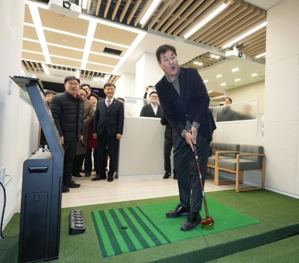 “눈비 걱정 없이 운동 삼매경” 종로구, 실내 파크골프장 운영