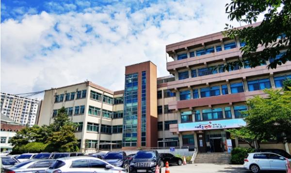 감자마켓·광 피부샵 모녀 대표, 미추홀구 어르신에 카네이션 화분 300개 후원해