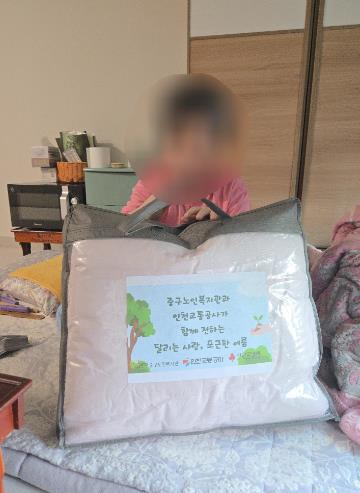 인천중구노인복지관, 독거 어르신 ‘시원한 여름나기’ 도울 냉감이불 전달