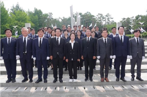 이재준 수원특례시장, 추미애 경기도지사 당선인 등과 수원 현충탑 참배