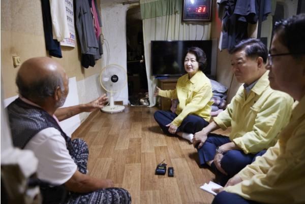 추미애 경기도지사, 뚝방촌 폭염 취약계층 찾아 주거환경 점검 기사 이미지
