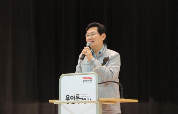 이상일 용인특례시장, 지역 곳곳 동민의 날 행사장 찾아 시민과 소통...“반도체 프로젝트로 재정 나아지면 복지‧문화 사업 투자 확대”